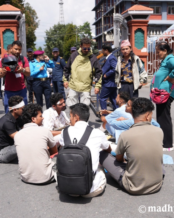 जेनजी आन्दोलनमा घाइतेहरूको सिंहदरबार गेटमा धर्ना (फोटोफिचर)