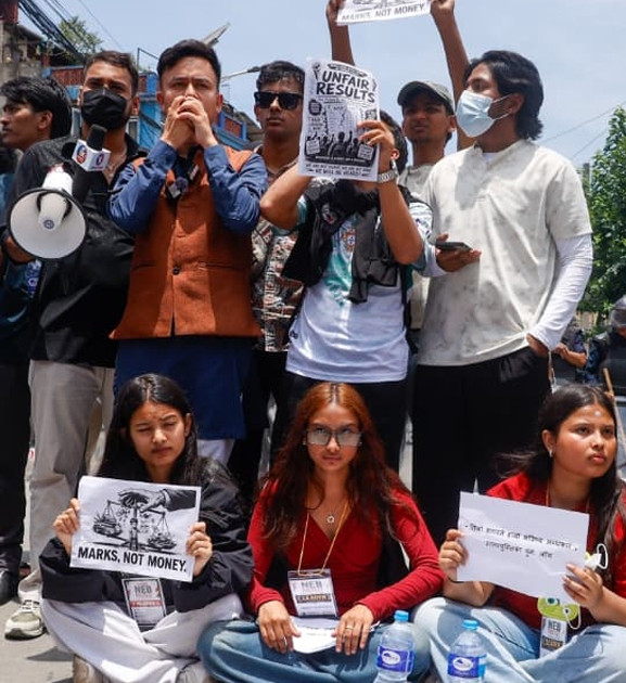 कक्षा १२ को नतिजाप्रति असन्तुष्टि जनाउँदै विद्यार्थीले गरे माइतीघरमा प्रदर्शन
