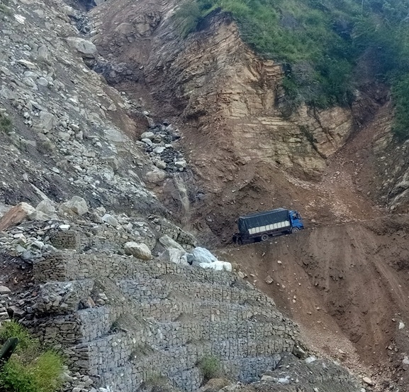 कर्णाली राजमार्गमा ठूला सवारीसाधन सञ्चालनमा रोक