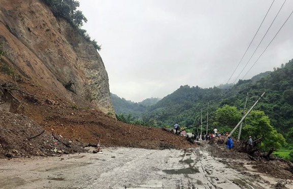 मेची राजमार्ग अवरुद्ध, चार जिल्लाका यात्री प्रभावित