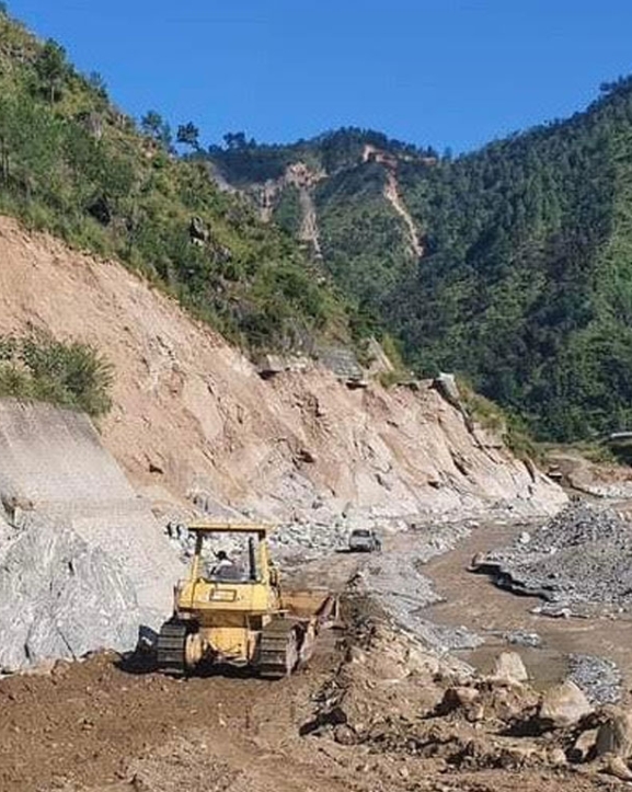 बीपी राजमार्ग पूर्णरुपमा अवरुद्ध