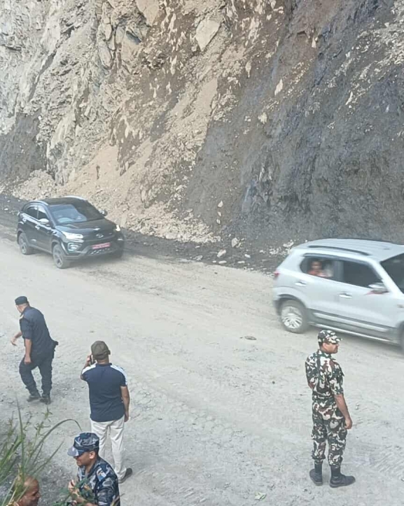 तुइन खोलाको पहिरो हटाइयो, पृथ्वी राजमार्ग एकतर्फी सञ्चालन