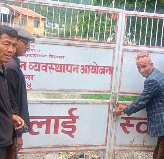 कार्यालय खारेजीविरुद्ध जनप्रतिनिधि आन्दोलित