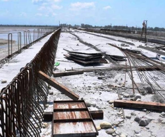 महाकालीमा निर्माणाधीन पुल अलपत्र, आर्थिक नाका बनाउने योजना अन्योल