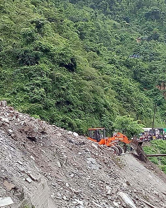 सुक्खा पहिरोले नारायणगढ-मुग्लिन सडक खण्ड अवरुद्ध