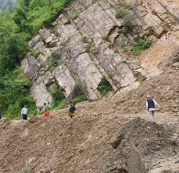 पहिरोले महकाली राजमार्ग अवरुद्ध