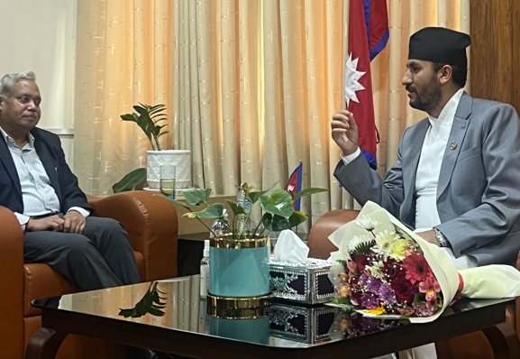सञ्चारमन्त्री खरेलसँग भारतीय राजदूतको शिष्टाचार भेट