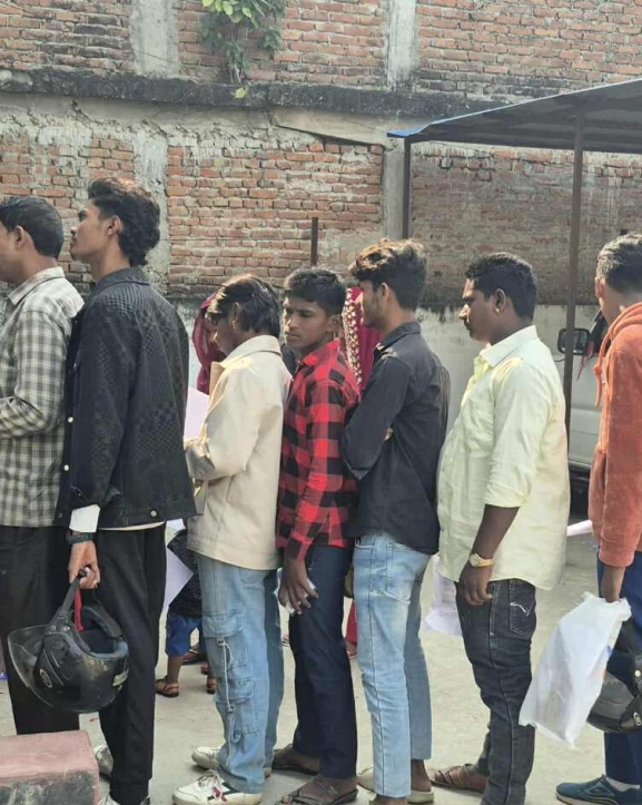 गौरमा मतदाता नामावली दर्ता गराउनेको उत्साहजनक भिड 