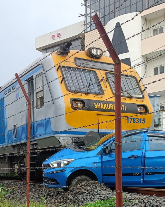 जनकपुरमा रेल र कार ठोक्किए