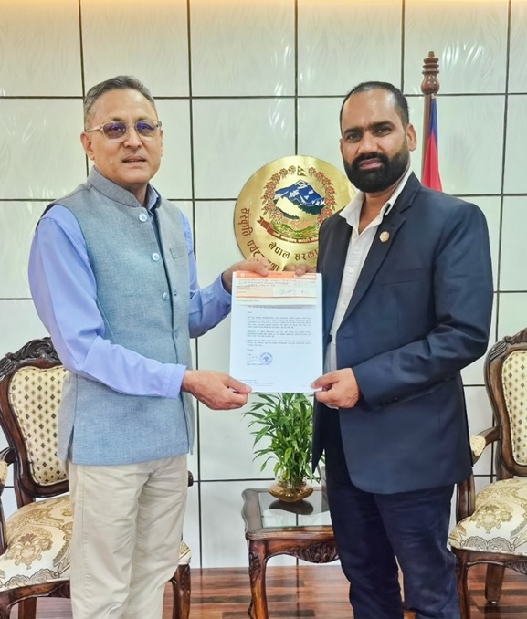 हिमालय एयरलाइन्सका कर्मचारीहरूद्वारा प्रधानमन्त्री दैवी प्रकोप उद्धार कोषमा १३ लाख सहयोग