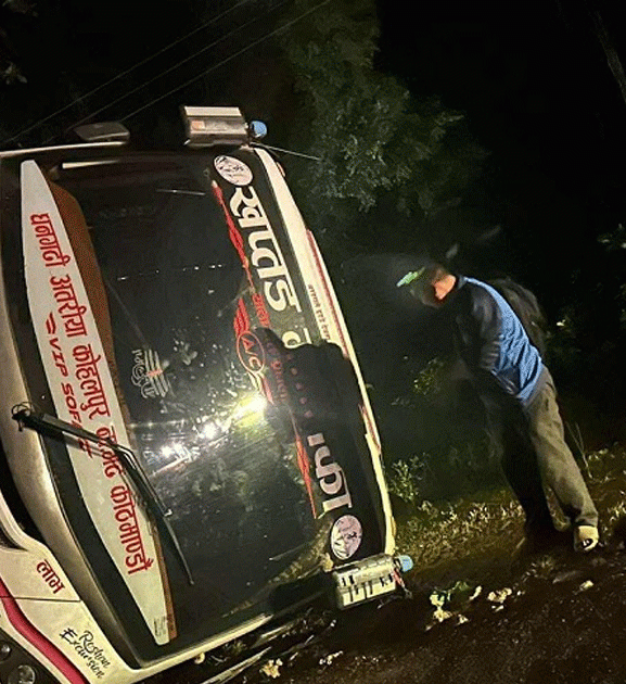 कपिलवस्तुमा बस दुर्घटना हुँदा एक जनाको मृत्यु, पाँच घाइते