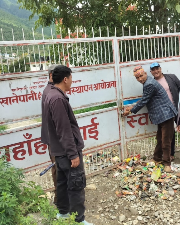 संघीय खानेपानी कार्यालय खारेजीविरुद्ध जुम्लामा दलहरू एकजुट, कार्यालयमा तालाबन्दी