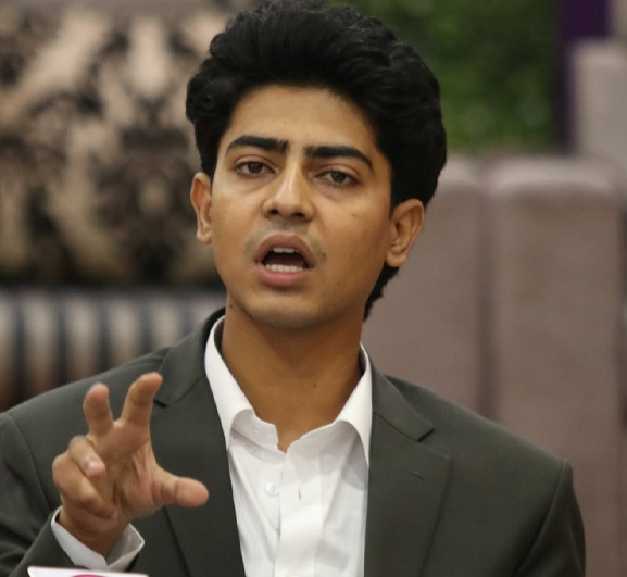 दल घोषणा गर्दै मिराज ढुंगाना