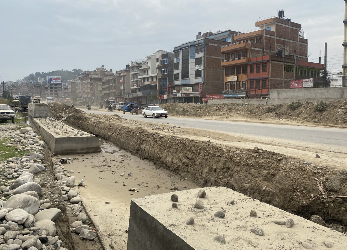 अरनिको राजमार्ग विस्तार : धुलिखेल–साँगा सडकखण्डमा काम रोकियो