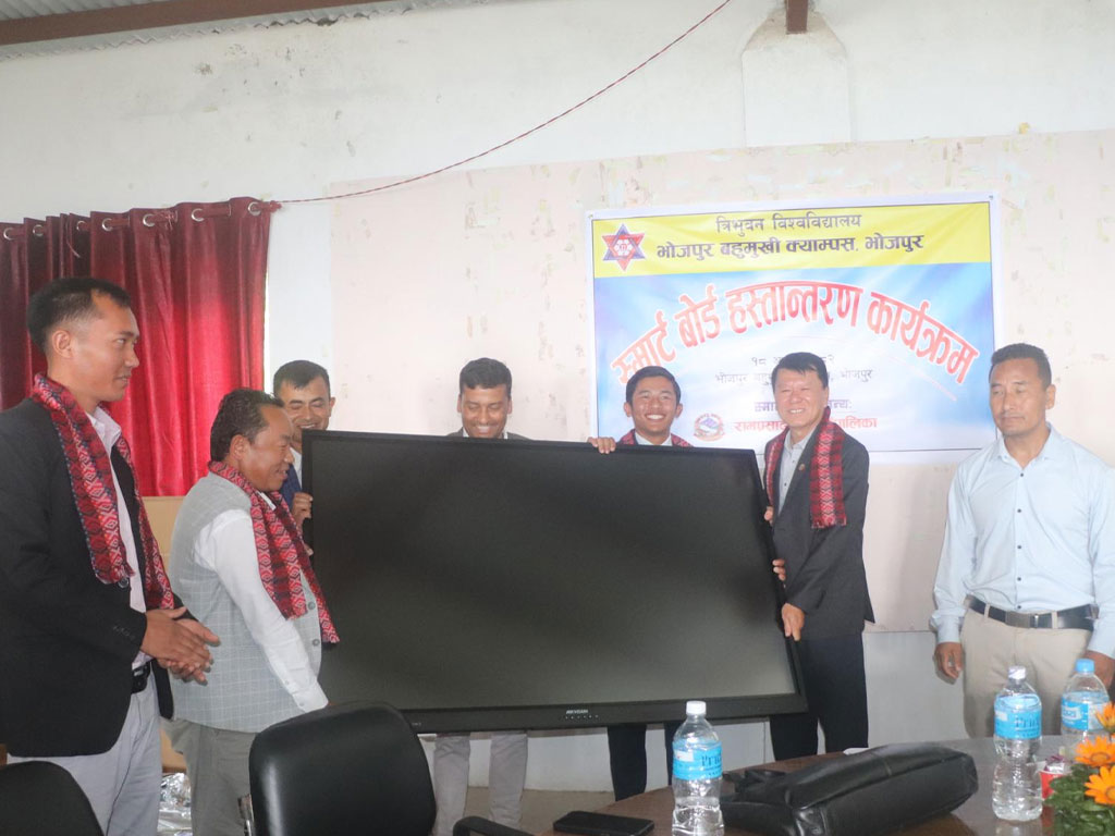 भोजपुर क्याम्पसलाई ६ लाखको स्मार्ट बोर्ड हस्तान्तरण