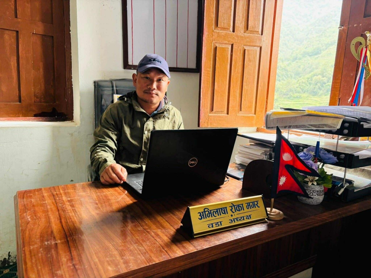 कार्यालय बन्द गरी चाबी गाउँपालिकालाई बुझाउँदै वडाअध्यक्ष मगर