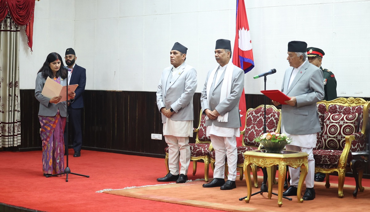 नवनियुक्त सामान्य प्रशासनमन्त्री न्यौपानेले लिइन् शपथ