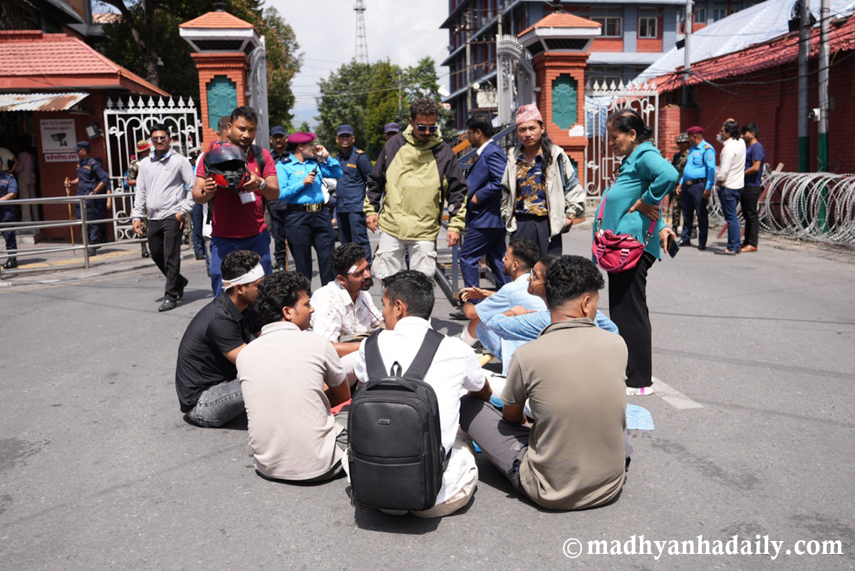 जेनजी आन्दोलनमा घाइतेहरूको सिंहदरबार गेटमा धर्ना (फोटोफिचर)