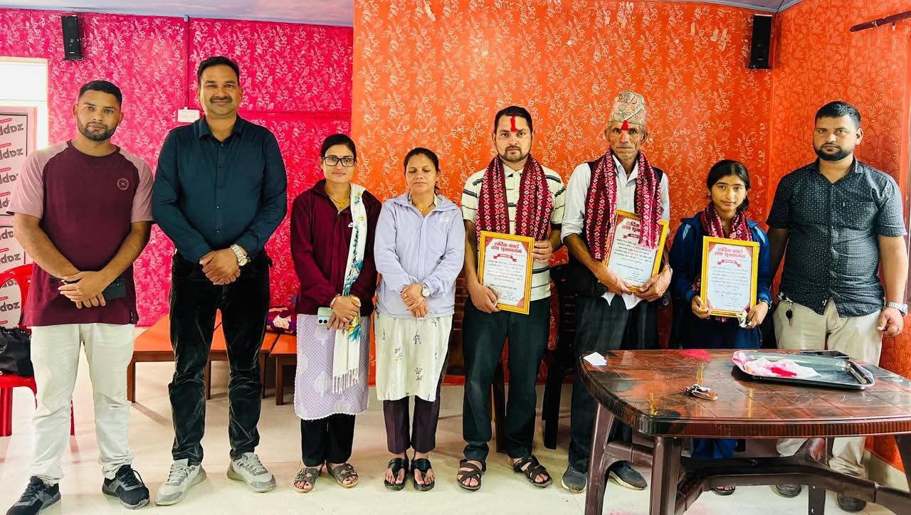 गाउँपालिका उपाध्यक्ष पोखरेलद्वारा एसईईमा उत्कृष्ट विद्यार्थीलाई सम्मान