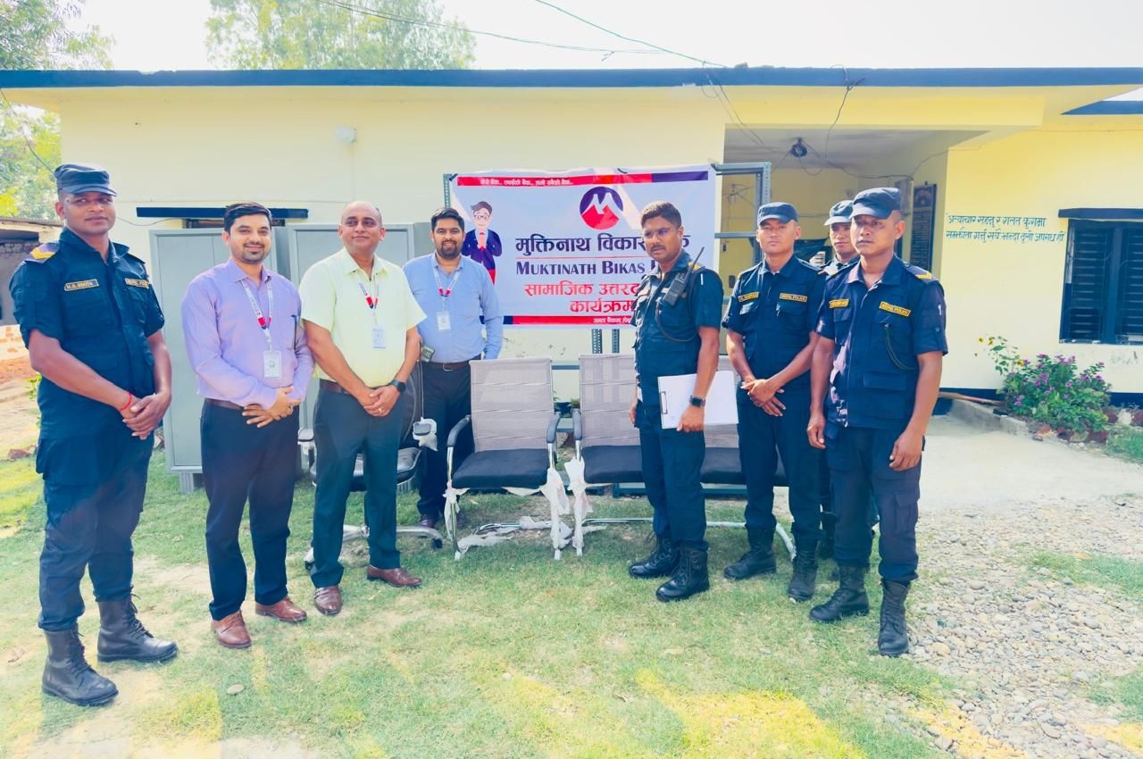 मुक्तिनाथ विकास बैंकद्वारा विभिन्न प्रहरी कार्यालयलाई सहयोग सामग्री हस्तान्तरण