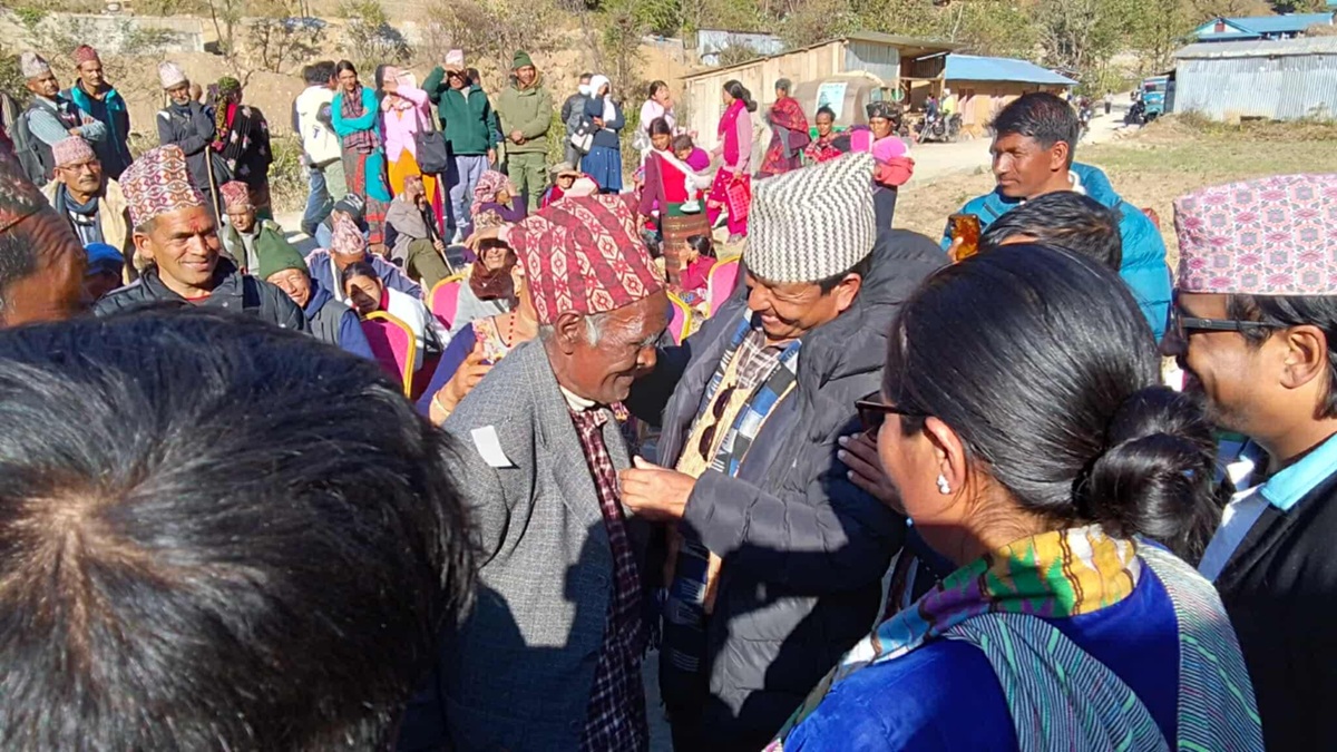 रोल्पाको परिवर्तनमा कपडा बैंक शुभारम्भ, तीन सय जनालाई निःशुल्क कपडा वितरण