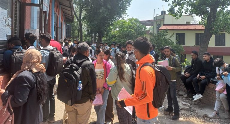 रोकिएन विदेश पढ्न जाने लहर