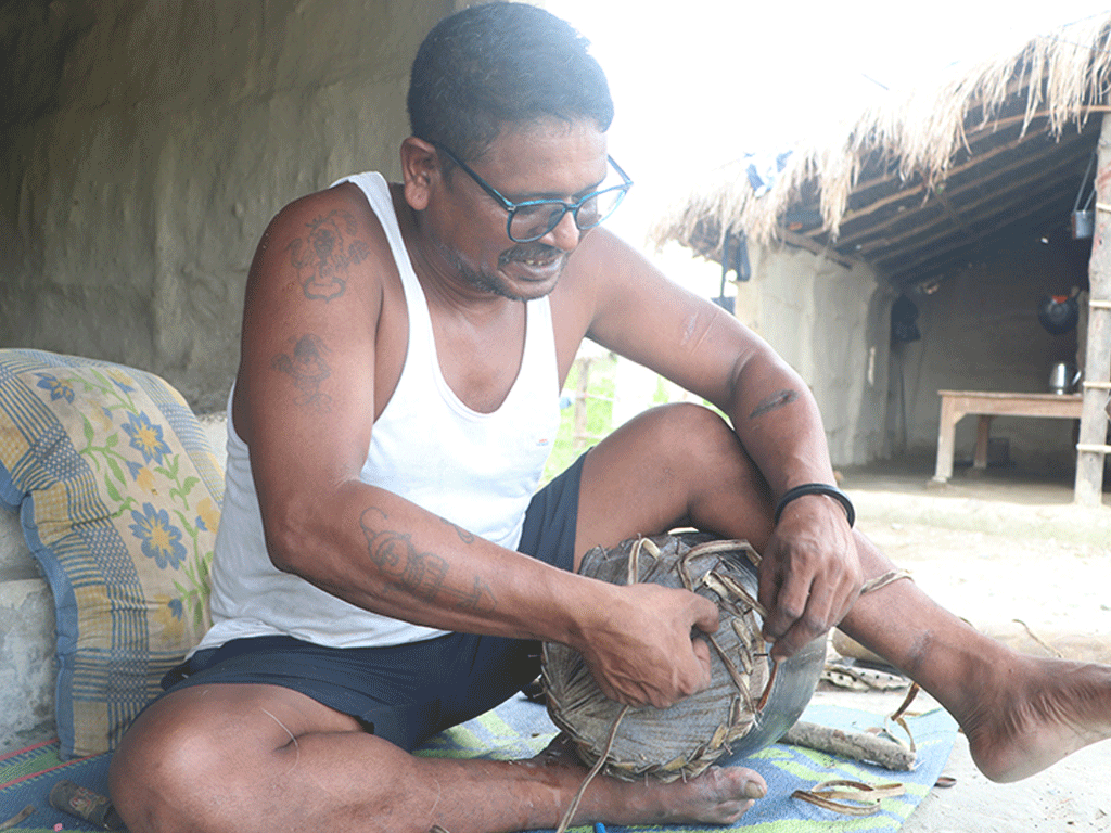 तिहारका लागि मादल बनाउन भ्याइनभ्याइ