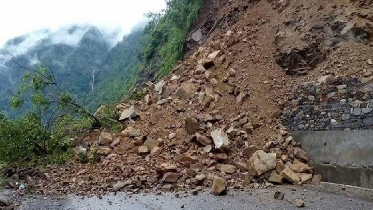 वर्षाका कारण देशभरका सात राजमार्ग अवरुद्ध, १३ राजमार्ग एकतर्फी सञ्चालनमा