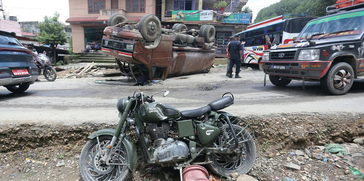 चोभारमा बस, ट्यांकर र मोटरसाइकल ठोक्किँदा दुर्घटना, सडक एकतर्फी सञ्चालन