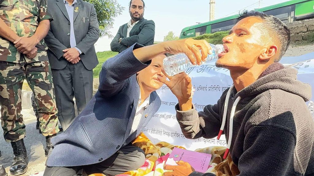 गृहमन्त्री अर्यालले तोडाए अनशन