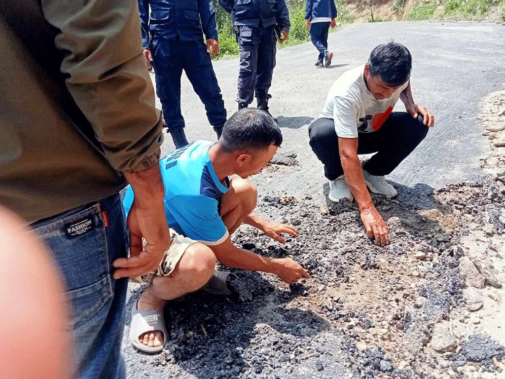 कालोपत्र गरिएको सडक महिना दिन नपुग्दै भत्किएपछि…
