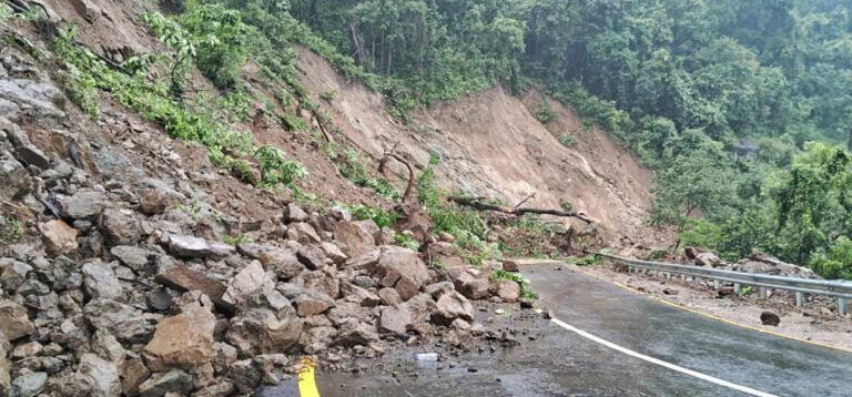 वर्षाले ९ राजमार्ग अवरुद्ध