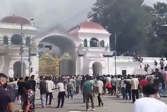 सिंहदरवारको मूल गेटमा प्रदर्शनकारीद्वारा आगजनी