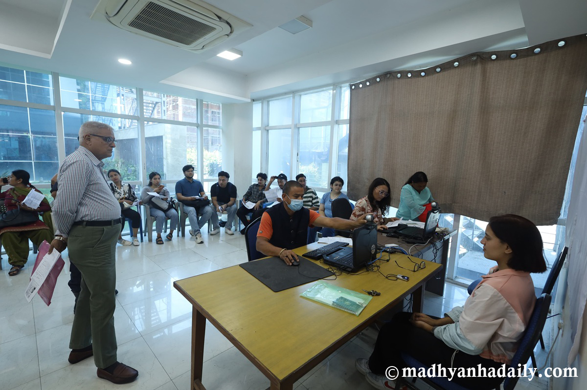 मतदाता नामावलीमा दर्ता हुनका लागि भिड (फोटोफिचर)