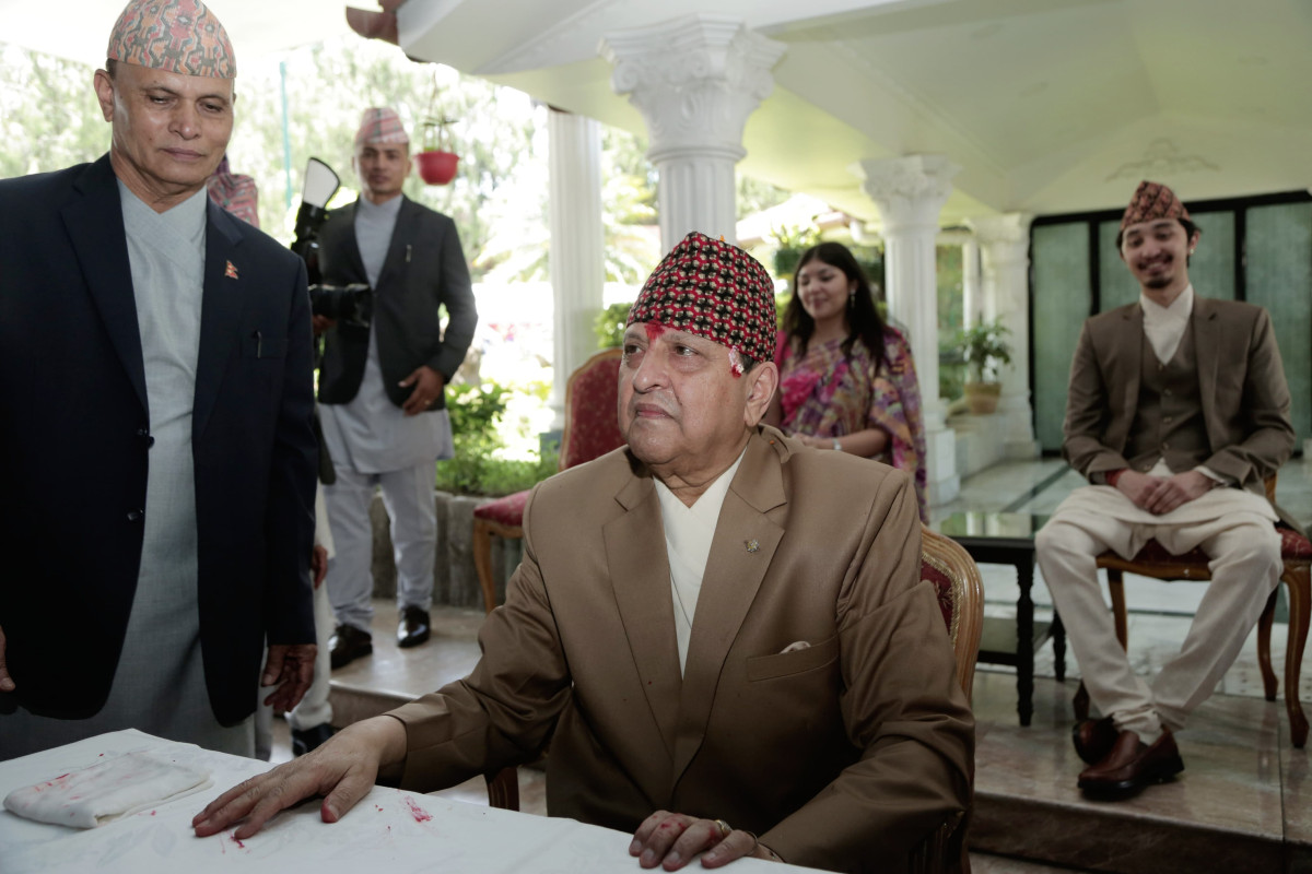 अहिले नेपाल र नेपालीका लागि प्रार्थना गर्ने समय होः पूर्वराजा शाह