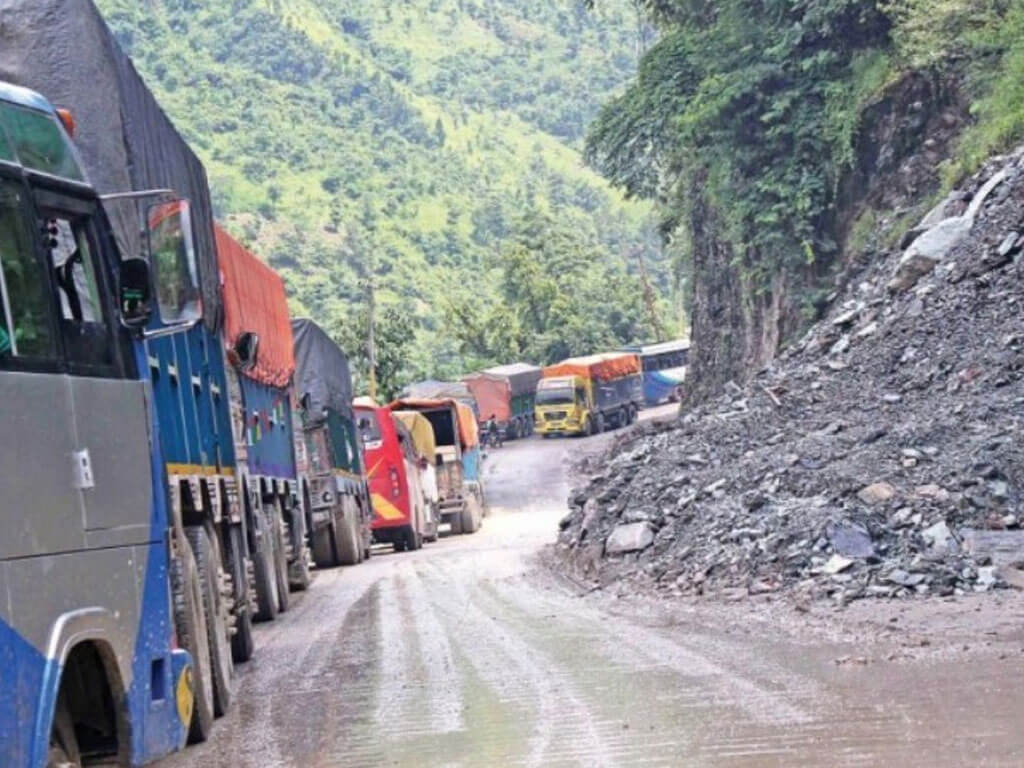 मुग्लिन-नारायणघाट सडक खण्डमा सुख्खा पहिरो, पूर्णरूपमा अवरुद्ध