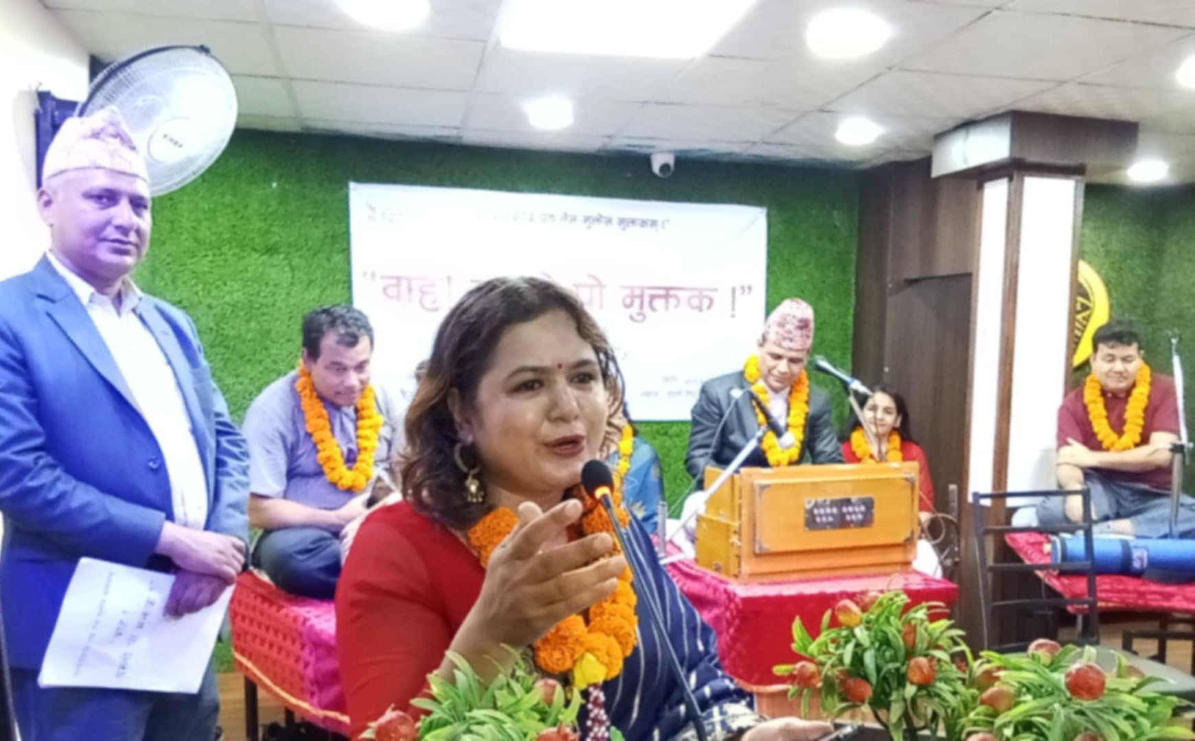 सन्तोषले प्रत्यक्ष गाए मुक्तक, बन्यो ऐतिहासिक