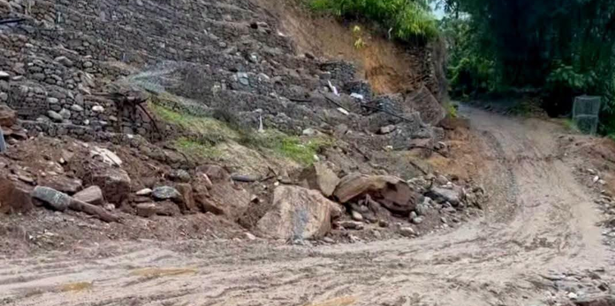 मेची राजमार्गको राज दुवाली खण्ड भासियो, यातायात अवरुद्ध