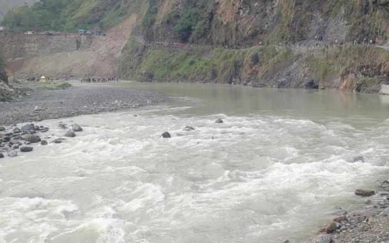 तुइन चुडिँदा महाकालीमा खसेर एक जना बेपत्ता
