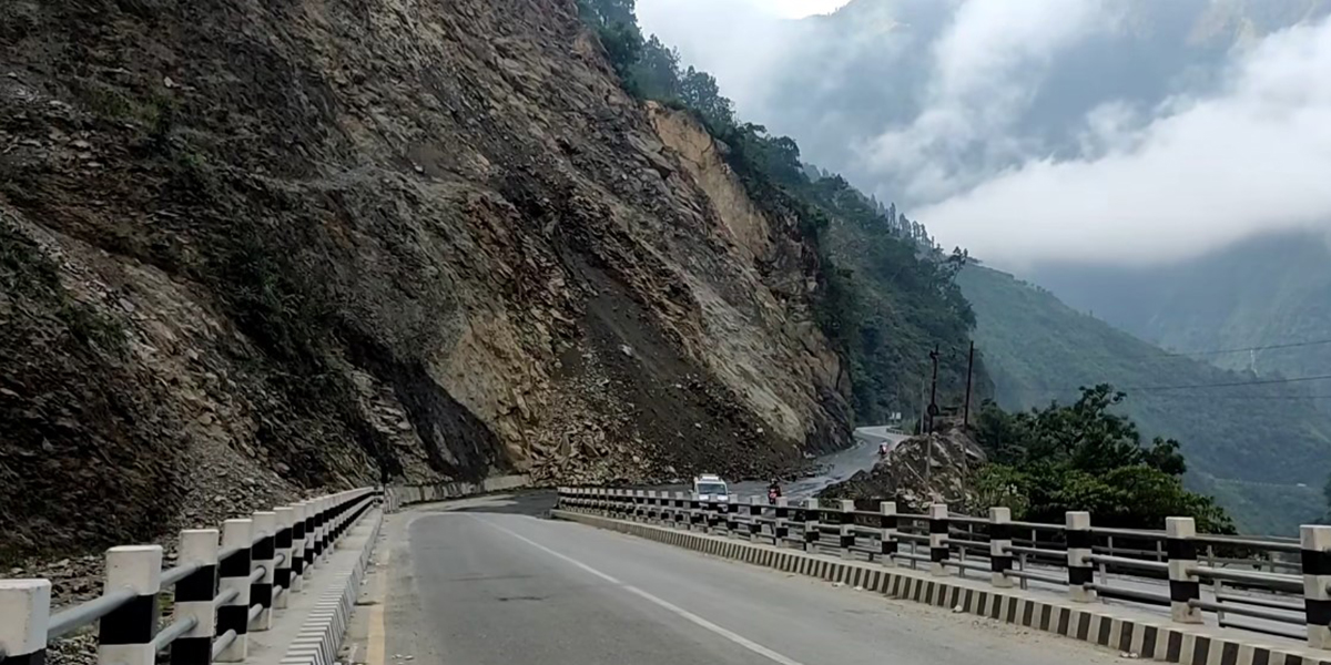 धादिङको जवाङ खोलामा पहिरो, मुग्लिन–नागढुंगा सडकखण्ड अवरुद्ध