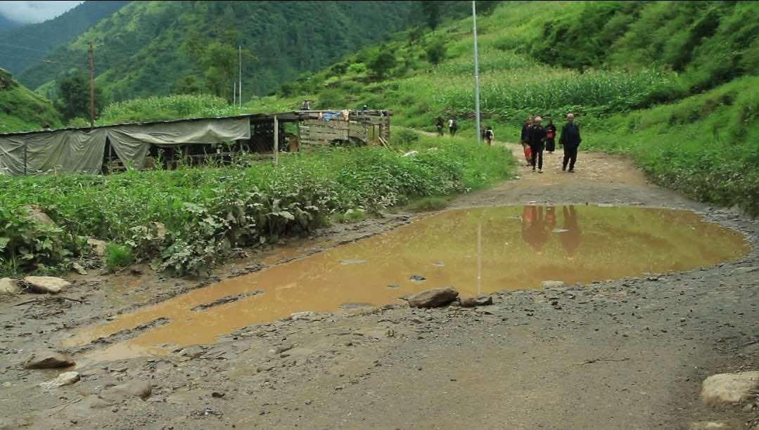 उत्तरगंगा खोलामा पुल नहुँदा जोखिमपूर्ण यात्रा गर्न बाध्य