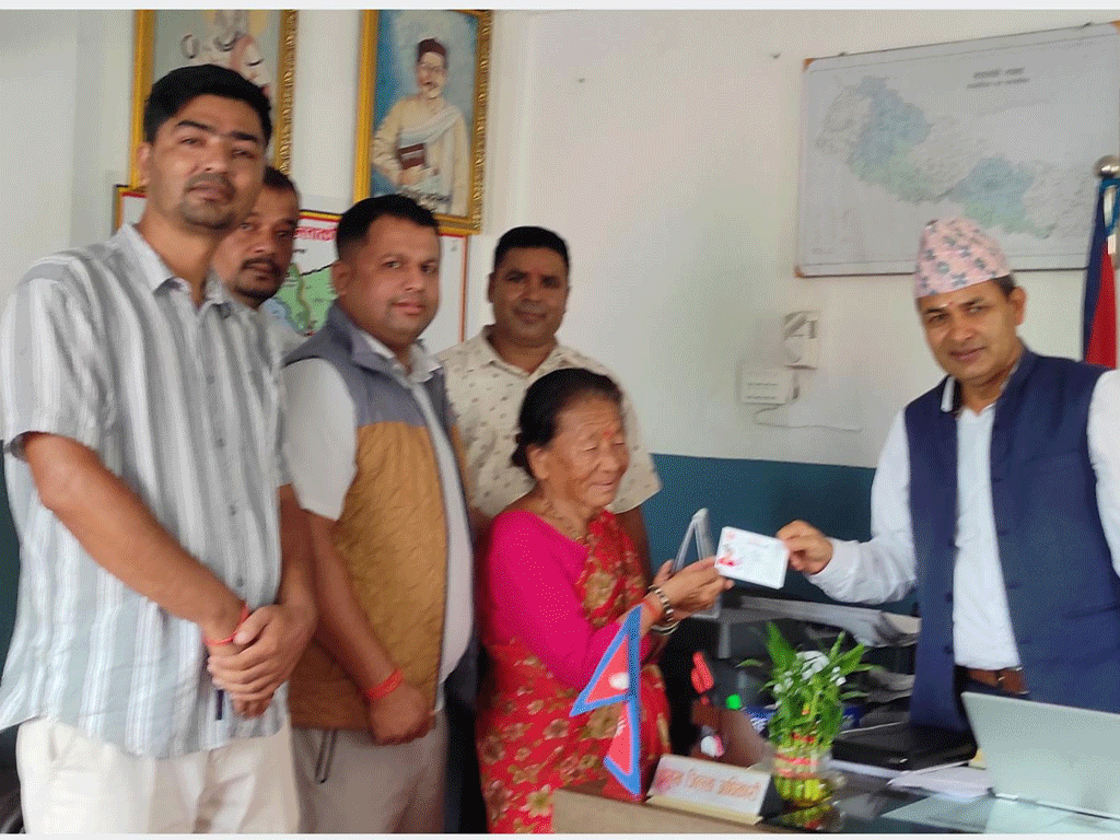 गाउँपालिका अध्यक्ष संरक्षक बनेर नागरिकता प्रदान  