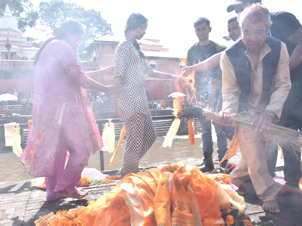 रसुवा बाढीमा सम्पर्कविहीन पत्रकार थामीको अन्त्येष्टि
