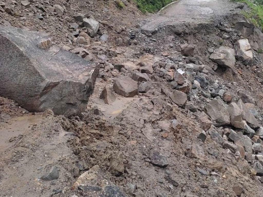 त्रियुगाको बाढीले बेल्टार-फत्तेपुर, सुन्दपुर-हँडिया सडक अवरुद्ध