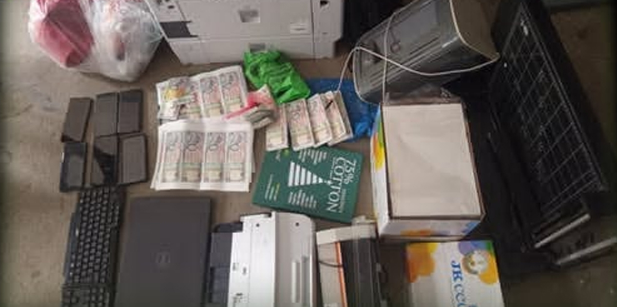 ६ लाख २२ हजार नक्कली नेपाली रुपैयाँ र मेसिनसहित ६ जना पक्राउ