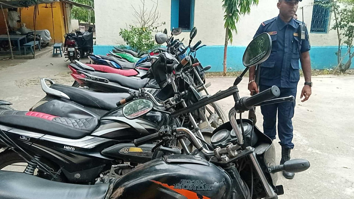 राजपुरमा दर्जनौं मोटरसाइकल प्रहरी नियन्त्रणमा