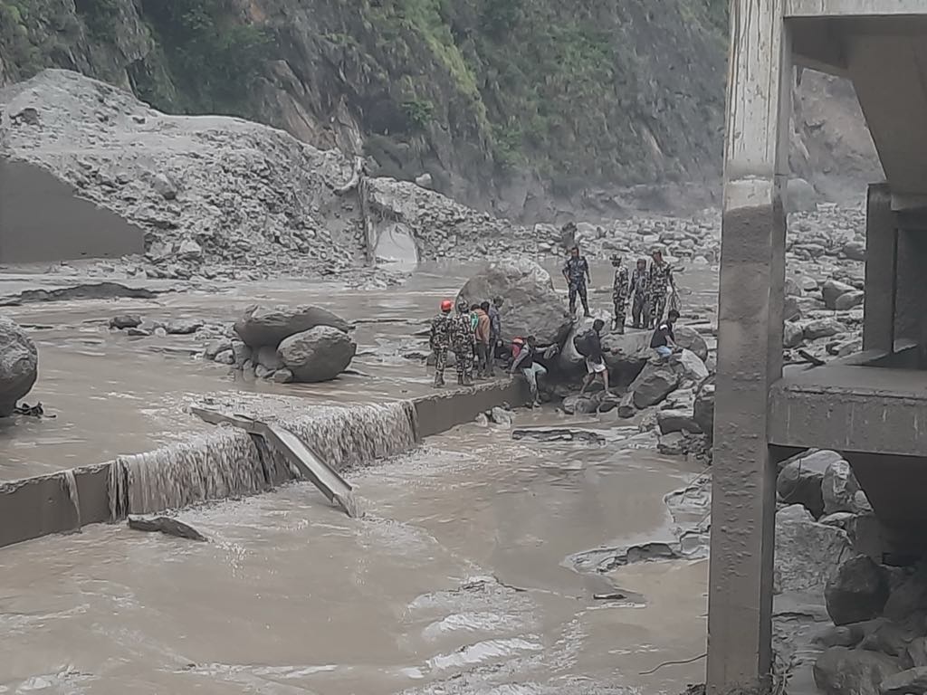 ल्हेन्दे खोला बाढीः तीन प्रहरीसहित १८ जना बेपत्ता, उद्धारका लागि हेलिकोप्टर घटनास्थलमा