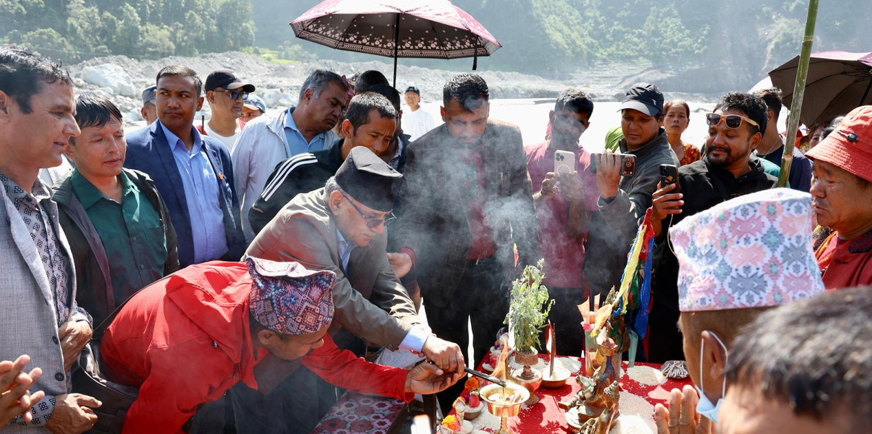 ‘प्रचण्ड’ रसुवा-भोटेकोशी बाढीका मृतकको घेवामा सहभागी