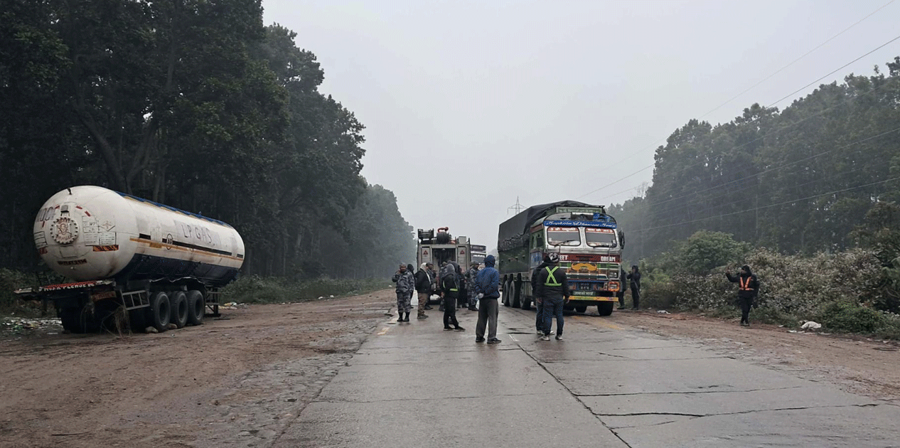 अवरुद्ध महेन्द्र राजमार्ग २४ घण्टापछि सञ्चालन