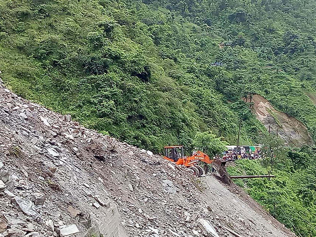 सुक्खा पहिरोले नारायणगढ-मुग्लिन सडक खण्ड अवरुद्ध